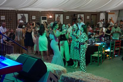 El ritmo de Sones del Sur animó a los asistentes en la noche de este miércoles a salir a bailar en La Pita.