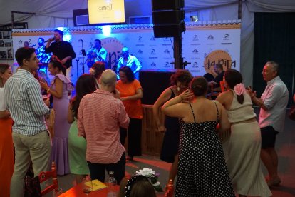 El ritmo de Sones del Sur animó a los asistentes en la noche de este miércoles a salir a bailar en La Pita.