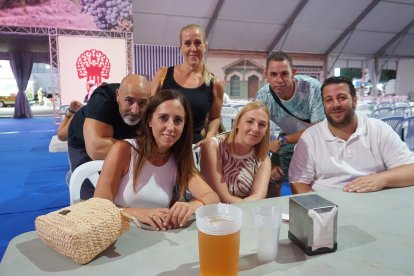 Rodrigo, Pedro, Francis, Irene, Mariola e Isma, en la Caseta Municipal.