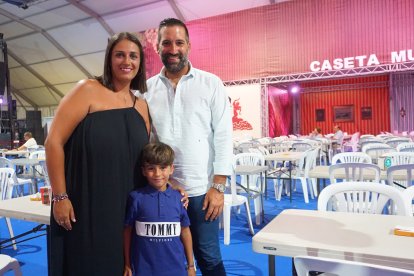 Patricia Garrido, Rafa Medina y el pequeño Rafa, desde Córdoba para disfrutar de la Feria de Almería.