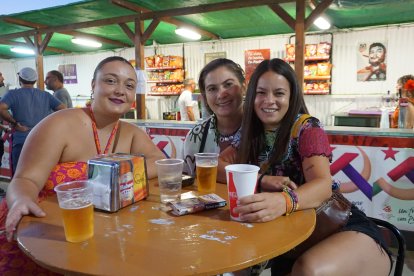Cristina, Laura y Lucía, desde Tíjola y Huelva, disfrutando en Rincón Cubano.