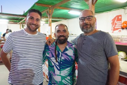 Ismael Sánchez, concejal de IU en Sevilla, David Pineda y Jordi Moreno, en Rincón Cubano.