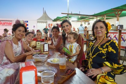 Loli, Soraya, Mario, Lidia, Adriana, Emma y Julia, la familia Estrada en Rincón Cubano.