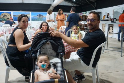 Francisco, Noelia y los pequeños Noelia, Candela y Francisco Javier, en la caseta del CSIF.