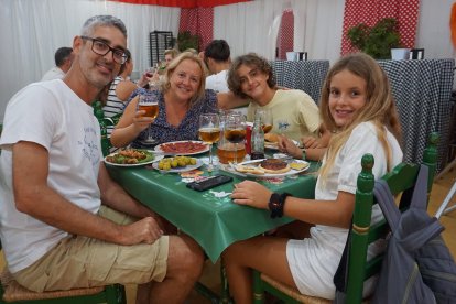 Desde Tarragona han venido a disfrutar de la Feria almeriense Ludmila, Matías, Eva y Denis, que hicieron parada en El Trinquete.