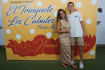 Los jóvenes Víctor Ramos y Adriana Lado, en El Trinquete.