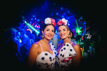María del Mar y Alba, estrenando sus vestidos de gitana en la Feria de Berlín Social Club.