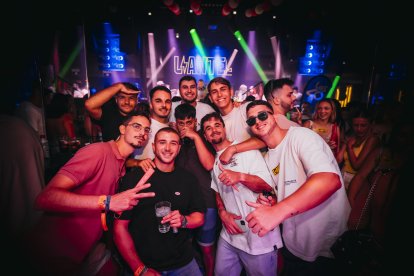 Amigos reunidos en Berlín Social Club dispuestos a quemar Almería para celebrar el cumpleaños de Juan.