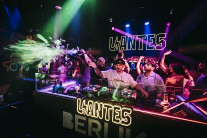 Uno de los DJ del grupo Liantes,  lanzando confeti a todo volumen en las tardes de Feria de Berlín Social Club.