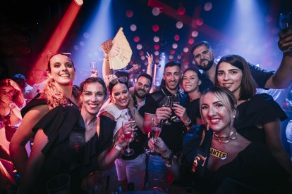 Tania pudo celebrar un día súper especial junto a sus amigos en Berlín Social Club.