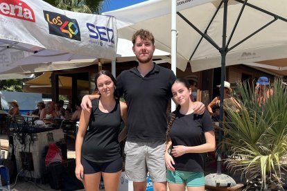 El equipo de camareros del Chiringuito Costa Tranquila en San Juan de los Terreros.