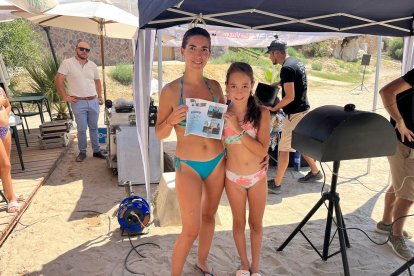 Carmen García y Ana Castillo han sido premiadas con un bono para Chiringuito el Espigón en Garrucha.