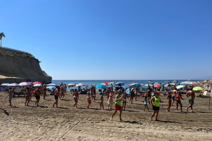 La academia Levántate y Baila lo ha pasado en grande en la cala de Costa Tranquila con los bañistas.