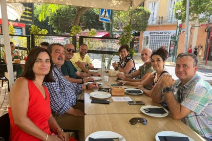 Junta de Gobierno del Colegio Oficial de Veterinarios de Almería junto a su presidenta, Yasmina Domínguez, y acompañantes.