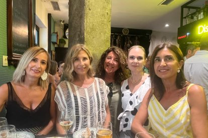 La comida y la atención de Juan es lo que más les gusta a \'Las niñas de Almería\' de Casa Sevilla.