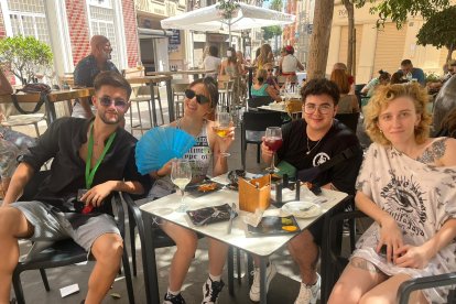 Al grupo \'Lohi\' de Almería les encanta las tapas de La Plazuela.