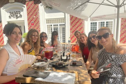 A \'La family\' de Almería les encanta disfrutar juntas de la Feria. Este jueves lo hacían desde La Plazuela.