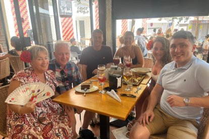 Desde Irlanda a la Feria. Esta familia conformada por Dominic, Shannon, Blanca, Ross, Derek y Stephanie disfrutan del mediodía en La Plazuela.
