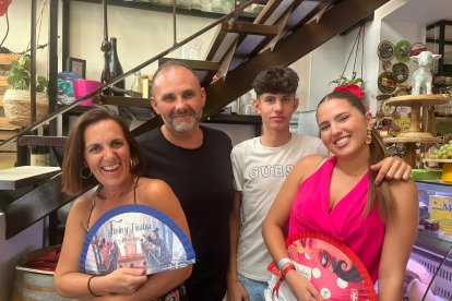 El jamón, el queso y la calidad de servicio. Estos son los ingredientes principales que hacen que la familia Ortiz Moncada disfrute de la Feria en Quesería Yo sin Ti.