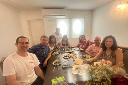 Enrique Pérez, Evaristo Martínez, Nátali López, Juan Aguilera, Alicia Martínez, Cristina Segura, Alfonso Pérez y Romina Soto disfrutan de la Feria en Quesería Yo sin Ti.