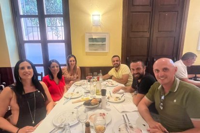 A Patricia, Tamara, Irene, Juan, Jonatan y Sergio les encanta la carne del Restaurante Entrefinos.