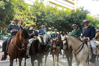 Miembros del Club Deportivo de Enganches, Amazonas y Jinetes de Almería participaron en el Paseo de Caballos y Carruajes este jueves.
