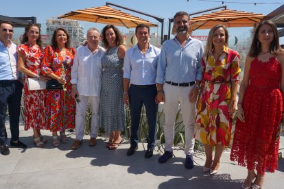 Ricardo Céspedes, junto a Aránzazu Martín, Carmen Crespo, Pedro Manuel de la Cruz, María del Mar Vázquez, Javier A. García, Ramón Fernández Pacheco, Maribel Sánchez y Carmen Belén López.