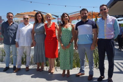 La alcaldesa, María del Mar Vázquez, junto a Pedro Manuel de la Cruz, Ricardo Céspedes, Juanjo Segura, Eloísa Cabrera, Sacramento Sánchez y Juan Francisco Rojas.