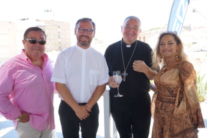 El obispo de Almería, Antonio Gómez Cantero, junto al vicario general, Ignacio López, Francisco Segura y Lola Zapata, de Alborán Motor.