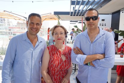 La subdirectora de LA VOZ, Antonia Sánchez Villanueva, junto a Francisco Olivares y Alfonso Casero, de La Legión.