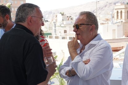 El obispo de Almería, Antonio Gómez Cantero, junto al director de LA VOZ, Pedro Manuel de la Cruz.