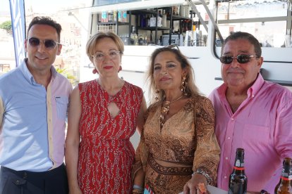 Ricardo Céspedes y Antonia Sánchez Villanueva, junto a Lola Zapata y Francisco Segura, de Alborán Motor.