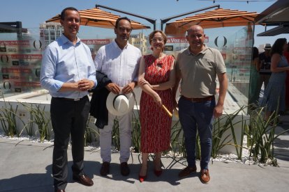 El subdelegado del Gobierno, José María Martín, junto al diputado Antonio Hernando, el senador Antonio Martínez y la subdirectora de La Voz, Antonia Sánchez Villanueva.