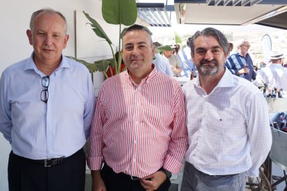 El presidente de la Audiencia Provincial Luis Miguel Columna, junto al presidente de Cruz Roja, Antonio Alastrue y el gerente de Aqualia, José Colomina.