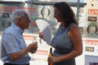 El editor de LA VOZ, José Luis Martínez, junto a la alcaldesa de Almería, María del Mar Vázquez.