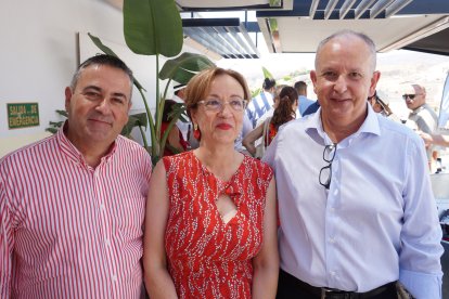 Antonio Alastrue y el presidente de la Audiencia Provincial Luis Miguel Columna, junto a la subdirectora de LA VOZ, Antonia Sánchez Villanueva. 