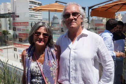 El gerente del Hospital Universitario Torrecárdenas, Manuel Vida, junto a Mari Ángeles Moreno