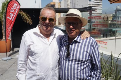 Pedro Manuel de la Cruz junto a Santiago Alfonso, responsable de marketing de Cosentino.