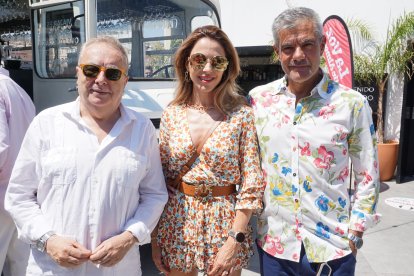 Pedro M. de la Cruz junto a Patricia Ortiz y Antonio Martín, de Almería Centro