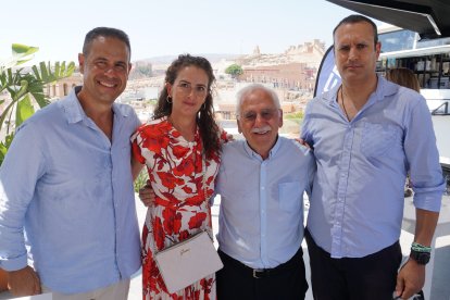 José Luis Martínez y Aránzazu Martín, junto a los representantes de la Legión, Francisco Olivares y Alfonso Casero.