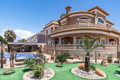 Este chalet en Roquetas roza el millón y medio de euros.