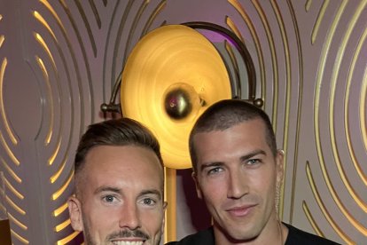 Nacho y Kevin, los camareros más  guapos del lugar.