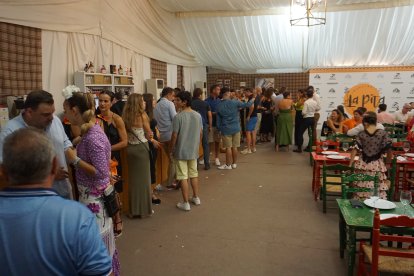 Así de abarrotada estaba ya la barra de la caseta La Pita a primera hora de la noche de este jueves.