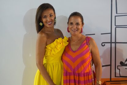 Elegancia y simpatía en una imagen.