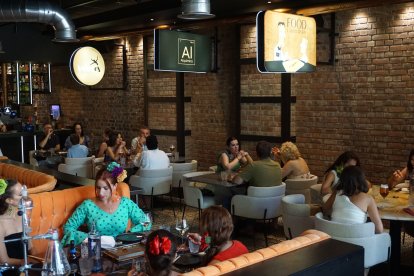 Ambiente en el Alquímico.