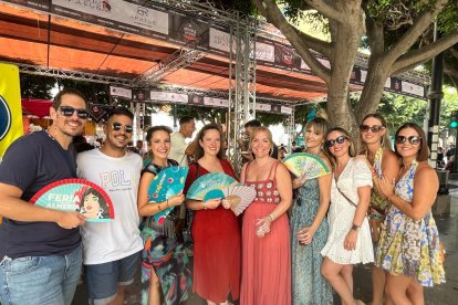 \'Los Maravillosos\' posan para LA VOZ este viernes de Feria. Juntos disfrutaron del mejor ambiente en el Paseo de Almería.