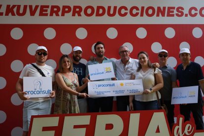 José Pastor, Nicolás David, Marta García, Lucía Felices, Francisco Sánchez, Antonio Martínez, Daniel Royen, David Royen y Marc Royen celebrando el 25 aniversario de Proconsult