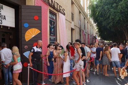 La cola para entrar al Teatro Cervantes.