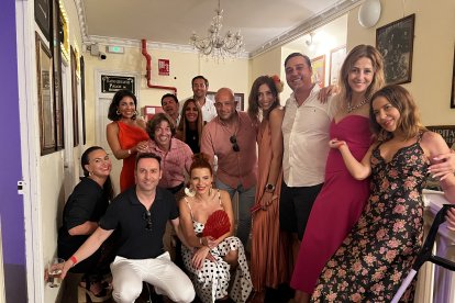 Amigos y empresarios de Almería disfrutando de la feria en Teatro Cervantes.