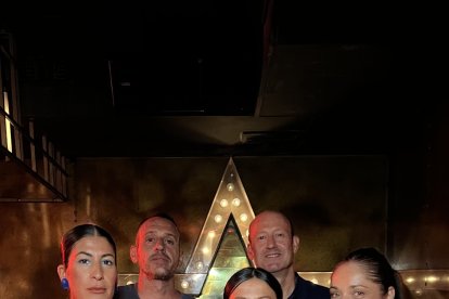 Leonor, Fran, Loli, Rober y Mari se echan unos bailes en su local favorito.